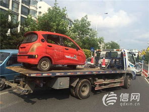 老年代步車長期占用停車位，交警取證后依法拖移，行業亂象亟待治理